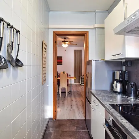 1 Bedroom Lovely In Appartement