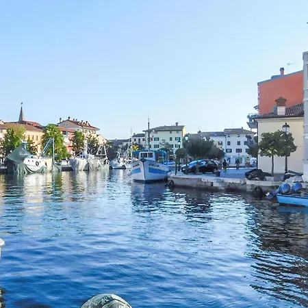 1 Bedroom Lovely In * Градо